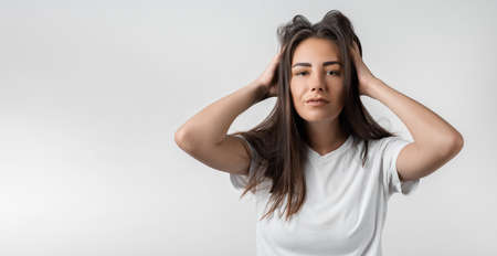 Mulher europeia jovem despreocupada e sonhadora com penteado