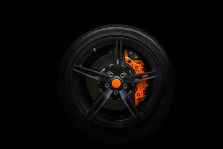 オレンジ色の分離の一般的なスポーツ車のホイール改黒背景 の写真素材 画像素材 Image オレンジ色の分離の一般的なスポーツ車のホイール改黒背景 の写真素材 画像素材 Image