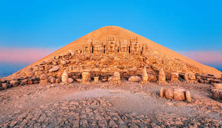 La gran Pirámide de Egipto, podría no ser una pirámide. 47852666-estatuas-en-la-cima-del-monte-nemrut-en-turqu%C3%ADa-en-la-salida-del-sol