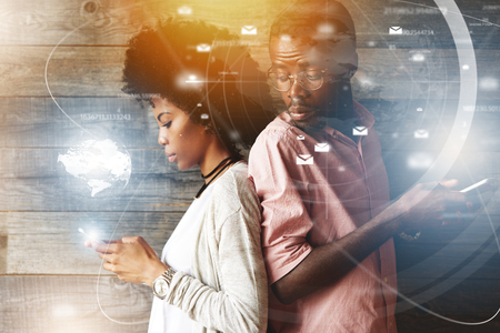 不審な黒の妻を読み取ろうとして髪型はアフロ メッセージ携帯電話で誰かに送信して裏切りを疑う彼女として 彼を信頼していない幸せな夫 嫉妬 浮気 不信感 の写真素材 画像素材 Image 不審な黒の妻を読み取ろうとして髪型はアフロ メッセージ携帯電話で誰かに送信して裏切りを疑う彼女として 彼を信頼していない幸せな夫 嫉妬 浮気 不信感 の写真素材 画像素材 Image