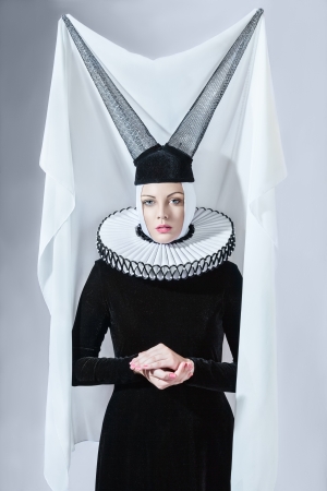 スタジオの背景に対して中世ゴシック様式衣類のファッション女性 の写真素材 画像素材 Image スタジオの背景に対して中世ゴシック様式衣類のファッション女性 の写真素材 画像素材 Image