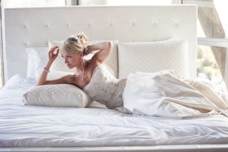 19760398-hermosa-novia-rubia-en-una-cama-en-un-hotel.jpg?ver=6