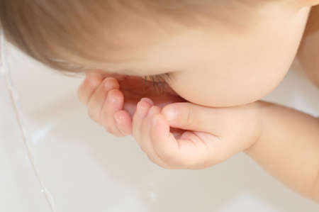Nettoyer L Eau De La Valve D Eau Dans La Main De Bebe Enfant Banque D Images Et Photos Libres De Droits Image Nettoyer L Eau De La Valve D Eau Dans La Main De Bebe Enfant Banque D Images Et Photos Libres De Droits Image
