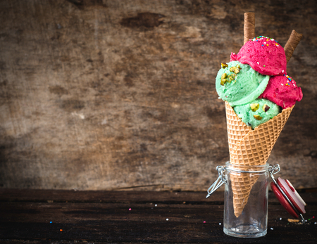 ice cream: kem trái cây trong hình nón trên nền gỗ với không gian trống