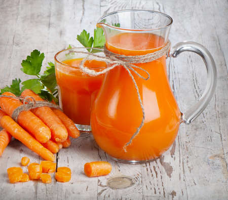a carrot: Thực phẩm lành mạnh - cà rốt và cà rốt ép