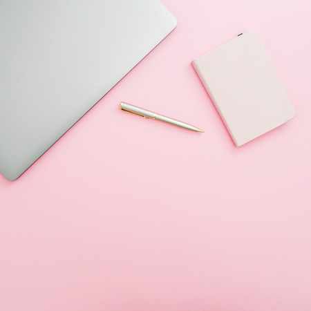 ピンクの背景にノートパソコン ノートブック ペンを備えたホームオフィスデスクワークスペース の写真素材 画像素材 Image