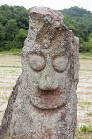 韓国 全羅南道務安郡 村の入り口で韓国の伝統的なトーテム ポール の写真素材 画像素材 Image