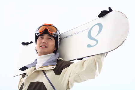 頭の後ろにボードを運ぶのおでこにスキー用のゴーグルを入れて男性スノーボーダーのショットを閉じる の写真素材 画像素材 Image 頭の後ろにボードを運ぶのおでこにスキー用のゴーグルを入れて男性スノーボーダーのショットを閉じる の写真素材 画像素材 Image