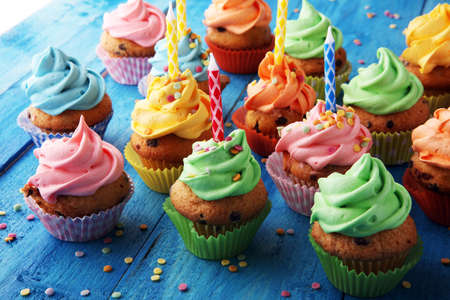 木製の背景においしいカップケーキ 虹色のバースデーカップケーキ の写真素材 画像素材 Image