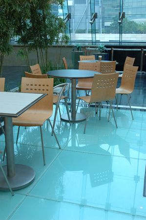Diseño interior de patio de comidas en un centro comercial fotos ...