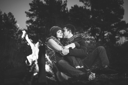una pareja centada entre brazos