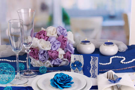 レストランの背景の紫と青の色の素晴らしい結婚式のテーブル サービスを提供 の写真素材 画像素材 Image