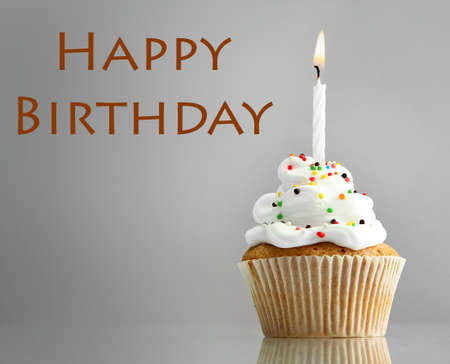 灰色の背景上の蝋燭とおいしい誕生日カップケーキ の写真素材 画像素材 Image 灰色の背景上の蝋燭とおいしい誕生日カップケーキ の写真素材 画像素材 Image
