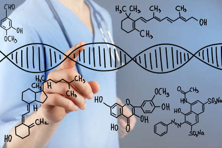 Молодой врач, работающий с нанесением молекулы ДНК