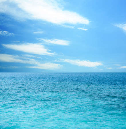 海の水と空に綺麗な虹 の写真素材 画像素材 Image