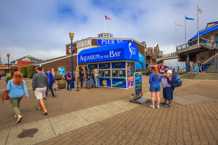 サンフランシスコ カリフォルニア州 アメリカ合衆国 16 年 8 月 14 日 観光客は波止場とピア 39 の間 人気のアトラクション ベイ水族館のチケットを購入します レジャー 休日 旅行のコンセプトです の写真素材 画像素材 Image 8659 サンフランシスコ カリフォルニア州 アメリカ合衆国 16 年 8 月 14 日 観光客は波止場とピア 39 の間 人気のアトラクション ベイ水族館のチケットを購入します レジャー 休日 旅行のコンセプトです の写真素材 画像素材 Image 8659