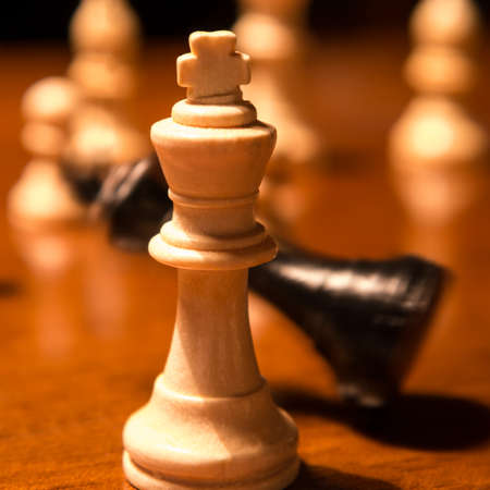 チェックメイト チェスの王の落下 の写真素材 画像素材 Image