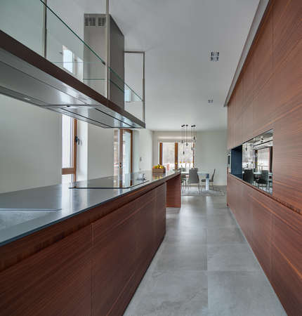Cucina Brown In Uno Stile Moderno. Sulla Sinistra C\'è Un Isola ... Cucina Brown In Uno Stile Moderno. Sulla Sinistra C\'è Un Isola ...