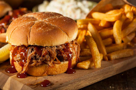 grilled pork: Barbeque kéo Heo Sandwich với BBQ Sauce và Fries Kho ảnh