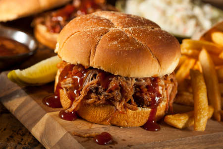 grilled pork: Barbeque kéo Heo Sandwich với BBQ Sauce và Fries Kho ảnh