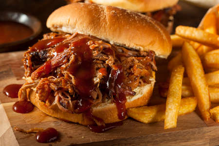 grilled pork: Barbeque kéo Heo Sandwich với BBQ Sauce và Fries Kho ảnh