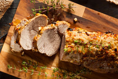 grilled pork: Homemade thịt lợn thăn nóng với các loại thảo mộc và gia vị