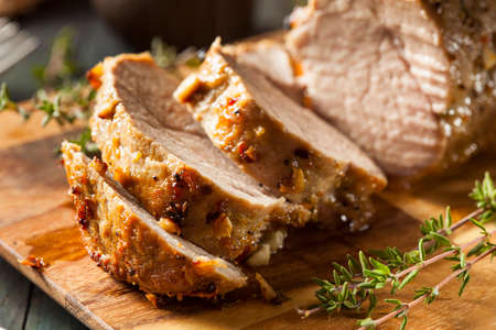 grilled pork: Homemade thịt lợn thăn nóng với các loại thảo mộc và gia vị