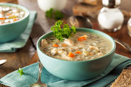 a carrot: Homemade Wild Rice và Chicken Soup trong một Bowl