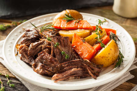 a carrot: Homemade Slow Cooker Pot Roast với Cà rốt và khoai tây