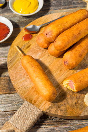 マスタードとケチャップで自家製の揚げコーン犬 の写真素材 画像素材 Image