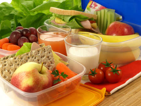 Boîtes à lunch remplies de fruits et légumes colorés