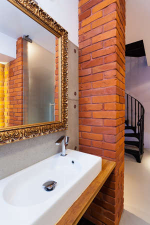 洗面台 浴室ミラーのクローズ アップ の写真素材 画像素材 Image