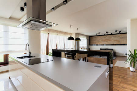 Apartamento urbano vista desde la cocina a la sala de estar ...