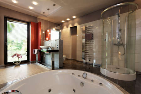 Luxus-Badezimmer mit Badewanne und Dusche aus Glas - 23033839