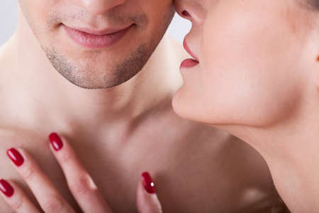 30299817-retrato-de-los-j%C3%B3venes-enamorados-que-tienen-momento-%C3%ADntimo.jpg?ver=6