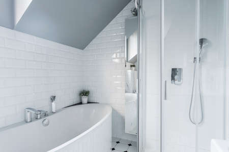 piastrelle bagno esclusivo bagno bianco con vasca e doccia