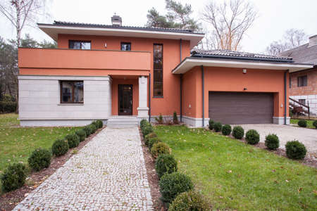Vor Dem Kleinen Haus Mit Pflasterstein Tur Lizenzfreie Fotos
