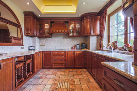 Mueble de cocina de madera en el interior de estilo colonial fotos ...