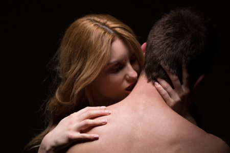 44084648-joven-pareja-desnuda-acariciando-y-haciendo-el-amor.jpg?ver=6