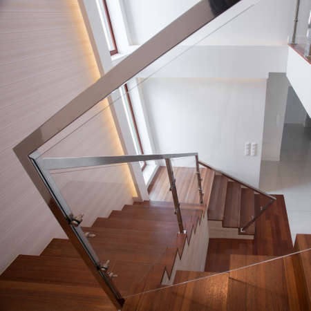 perfect elegante escalera de madera y vidrio moderno en diseo minimalista photo with escalera minimalista - Diseo Minimalista perfect elegante escalera de madera y vidrio moderno en diseo minimalista photo with escalera minimalista - Diseo Minimalista