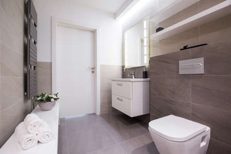 Spacious villa bathroom with marble tiling, toilet, bidet, bathtub ... Szürke csempe fürdőszoba