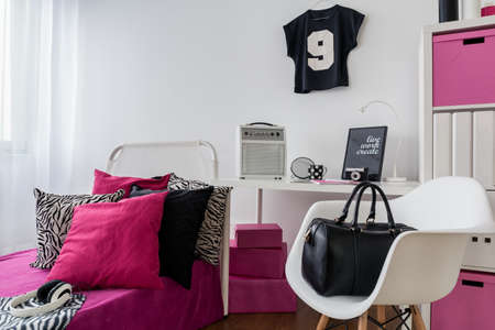 ピンク ホワイト ブラックの部屋に広々 とした女の子 寝室 書斎は パノラマを組み合わせます の写真素材 画像素材 Image ピンク ホワイト ブラックの部屋に広々 とした女の子 寝室 書斎は パノラマを組み合わせます の写真素材 画像素材 Image