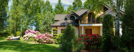 https://us.123rf.com/450wm/bialasiewicz/bialasiewicz1603/bialasiewicz160300073/52950423-vista-panoramica-di-villa-lussuosa-con-giardino-fiorito-appartato.jpg?ver=6