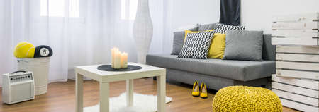 Nahaufnahme Von Grauen Sofa Mit Dekorkissen In Schwarz, Gelb, Grau ... Nahaufnahme Von Grauen Sofa Mit Dekorkissen In Schwarz, Gelb, Grau ...