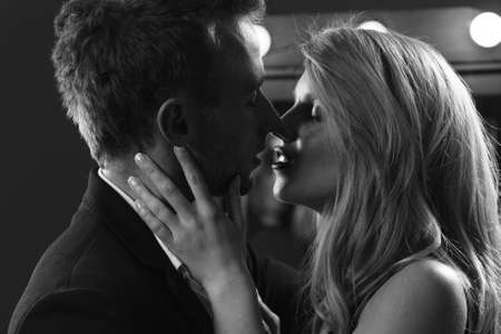 56475184-imagen-en-blanco-y-negro-de-la-atractiva-pareja-se-besa.jpg?ver=6