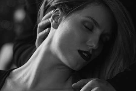56475617-retrato-en-blanco-y-negro-de-la-belleza-de-la-mujer-apasionada.jpg?ver=6