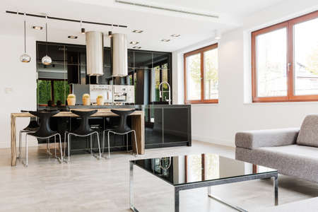 Moderner Wohnzimmer Mit Einem Grossen Grauen Sofa Und Einem Couchtisch Das Von Zwei Fenstern Steht Lizenzfreie Fotos Bilder Und Stock Fotografie Image 72003414