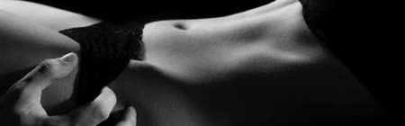 60822380-foto-en-blanco-y-negro-de-la-ropa-interior-de-mano-de-la-mujer-despojar-del-hombre-con-el-est%C3%B3mago-desn.jpg?ver=6