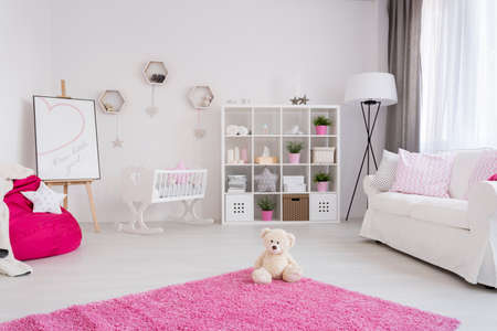 Chambre Bebe En Couleurs Pastel Avec Un Canape Confortable Etui Berceau Et Ours En Peluche Assis Sur Un Tapis Rose Banque D Images Et Photos Libres De Droits Image Chambre Bebe En Couleurs Pastel Avec Un Canape Confortable Etui Berceau Et Ours En Peluche Assis Sur Un Tapis Rose Banque D Images Et Photos Libres De Droits Image