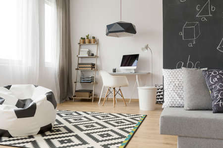 かわいいおしゃれな子供部屋にサッカー ボールのような椅子 の写真素材 画像素材 Image